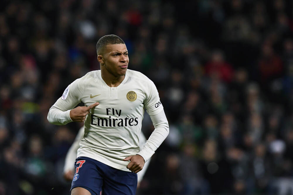 这位画家特别擅长展现女性肆意张扬的情感，让观者感同身受女性内心的孤独恐惧和强大